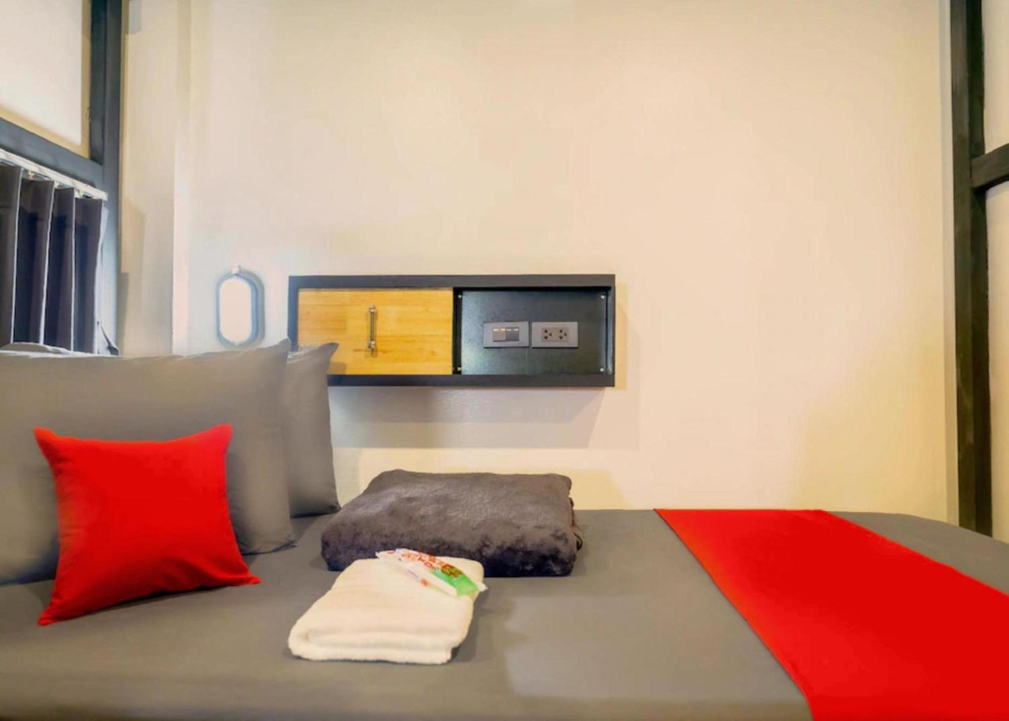 RedDoorz Episode 11 Hostel Sukhumvit Bangkok Buitenkant foto