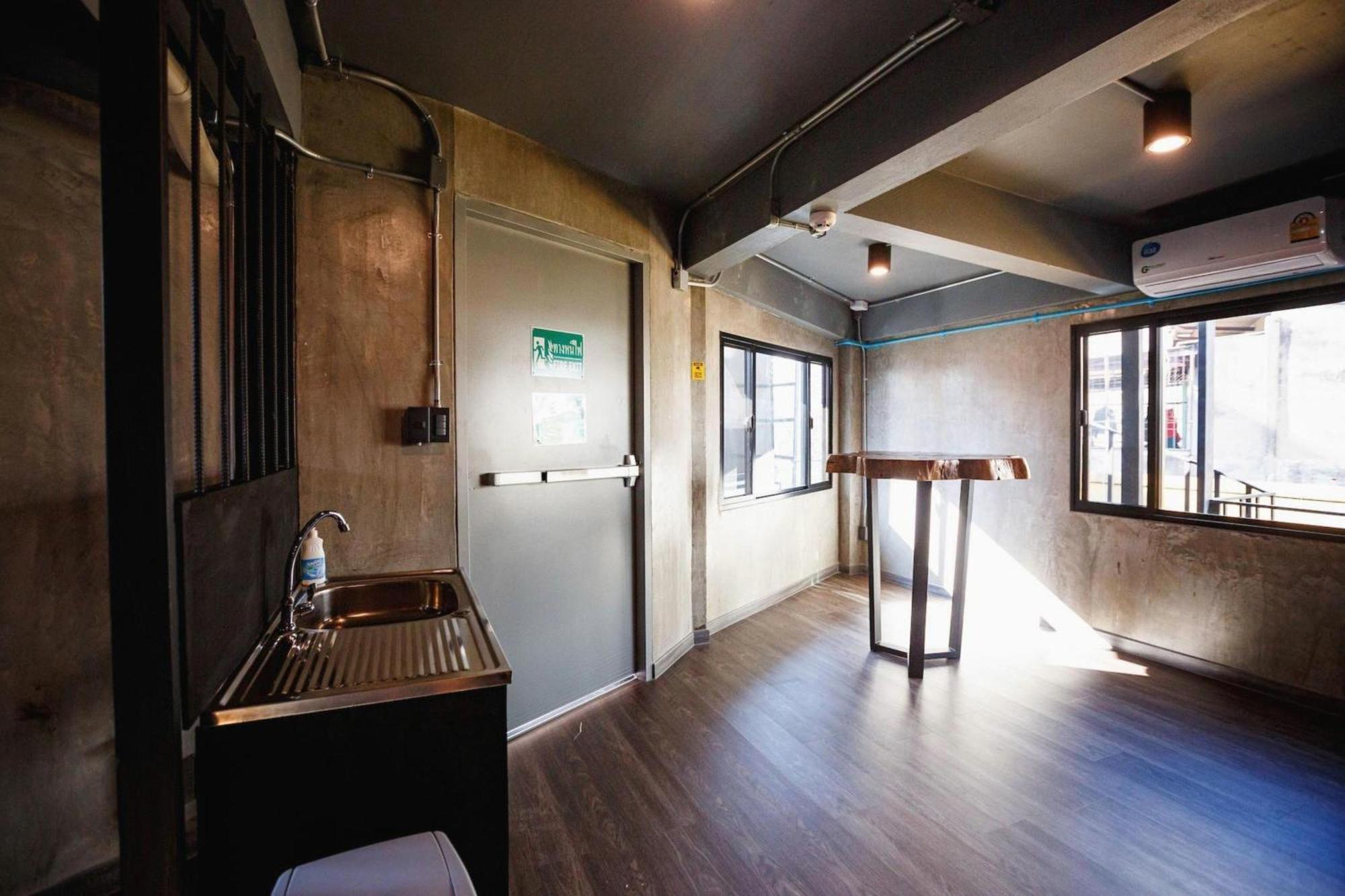 RedDoorz Episode 11 Hostel Sukhumvit Bangkok Buitenkant foto